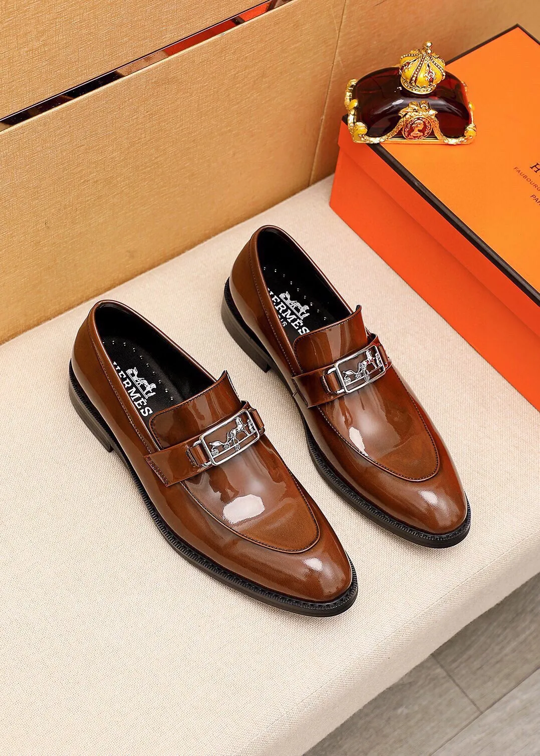 Men's shoes 💰480 💐 Product trademark: HERMES "Hermès" casual leather shoes Regular size: 38-44 (45🉑️customized) Product materials: Selected imported first-layer open-edge beaded cowhide upper + classic hardware buckle, imported water-dyed 🐂 cowhide lining. Strong three-dimensional visual effect, non-slip and wear-resistant combination outsole Color: 2⃣️colors available
